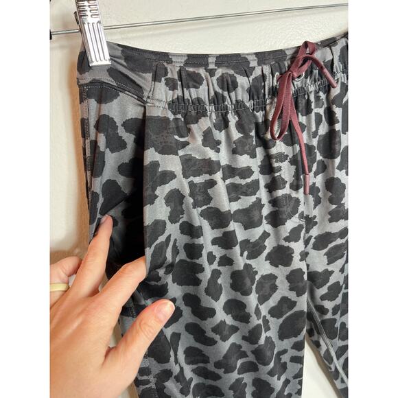 Lululemon Jet Slim Crop Cherry Cheetah Dark Slate Black Soft Luon Medium - Picture 4 of 8